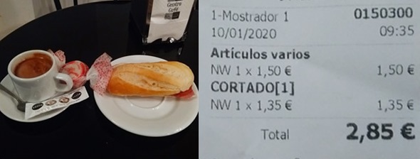 Fotografía del café y el ticket café y ticket