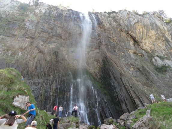 Cascada nacimiento río Asón cascada